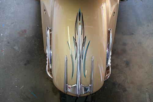 Accent stripes on front fender